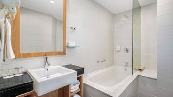 Executive Room, 1 Queen Bed | Bathroom | Free toiletries, hair dryer, slippers, bidet
