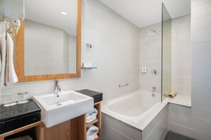 Chambre exécutive, 1 grand lit | Salle de bain | Articles de toilette (gratuits), séchoir à cheveux, pantoufles, bidet