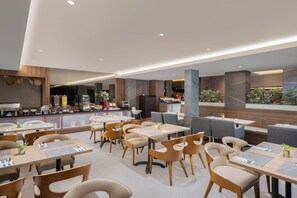 Se sirven desayunos, comidas, cenas y cocina internacional