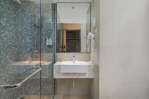 Deluxe Room, 1 Queen Bed | Bathroom - Swiss-Belinn Baloi Batam (Batam)