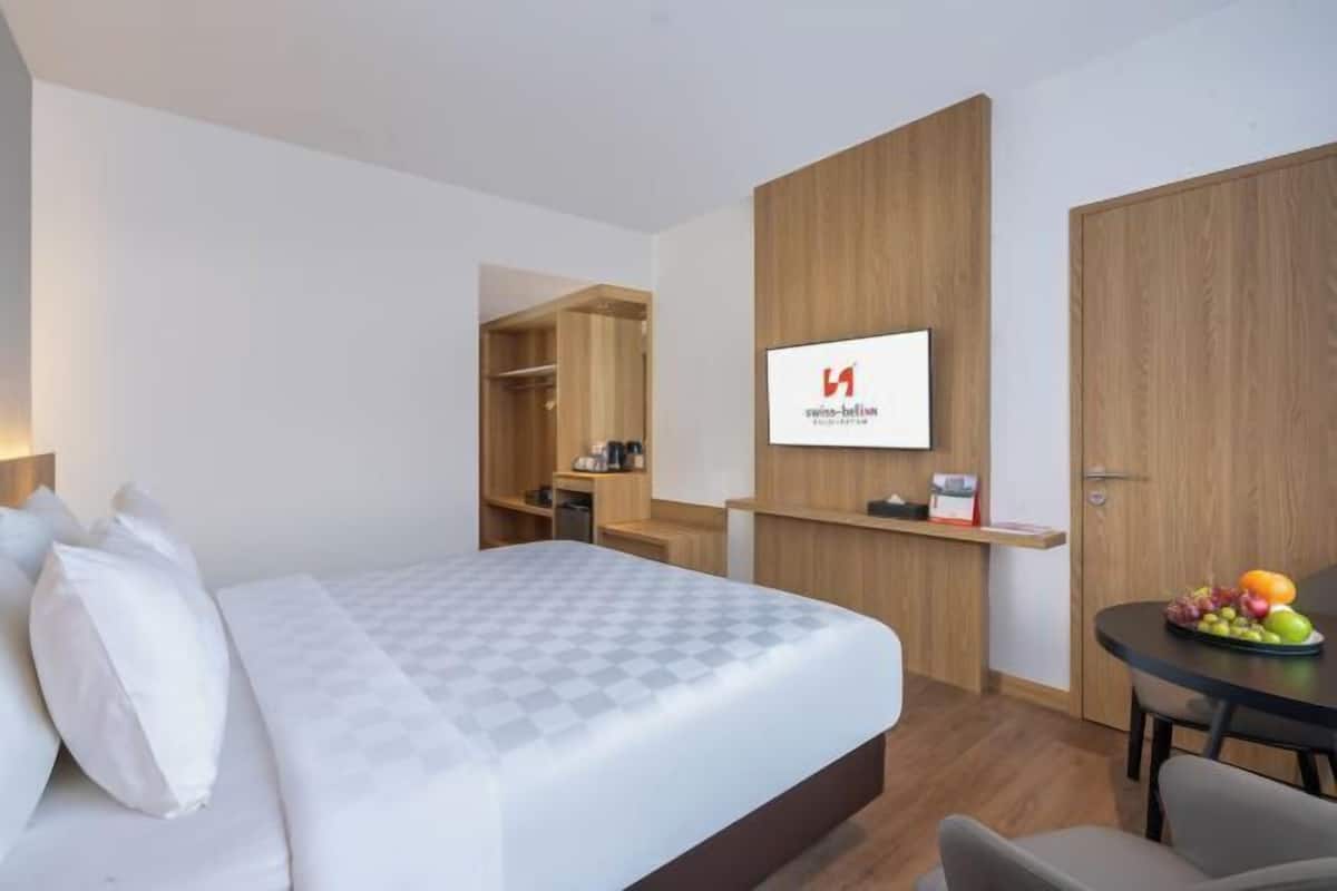 Minibar, caja de seguridad en la habitación y escritorio