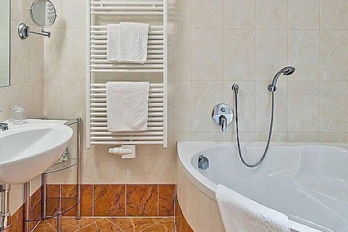 suite, balcony, mountain view | deep-soaking bathtub