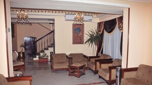 Lobby sitting area - Tiba Pyramids Resort (Giza)