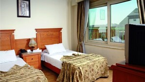 Egyptian cotton sheets, minibar, blackout curtains - Tiba Pyramids Resort (Giza)