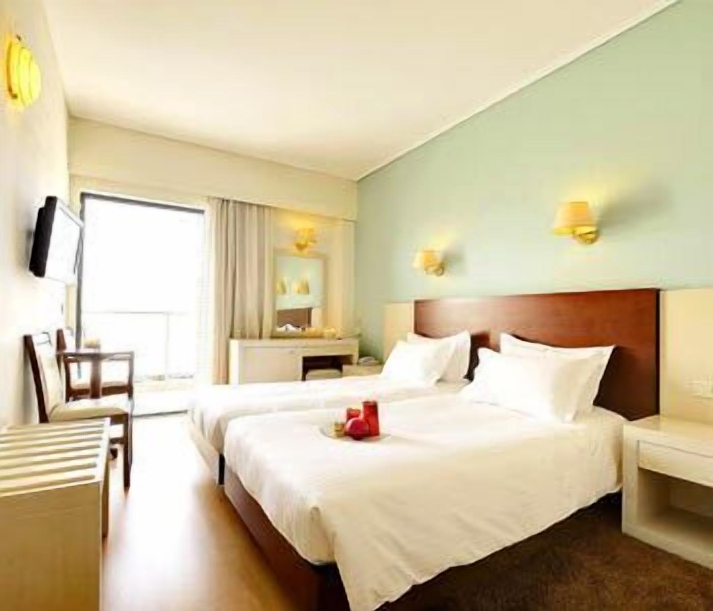 In-room safe, desk, free WiFi