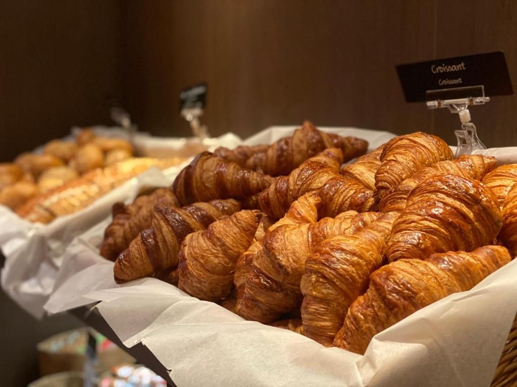 Una exhibición de cruasanes en una panadería.