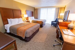 Luxe beddengoed, een bureau, een laptopwerkplek