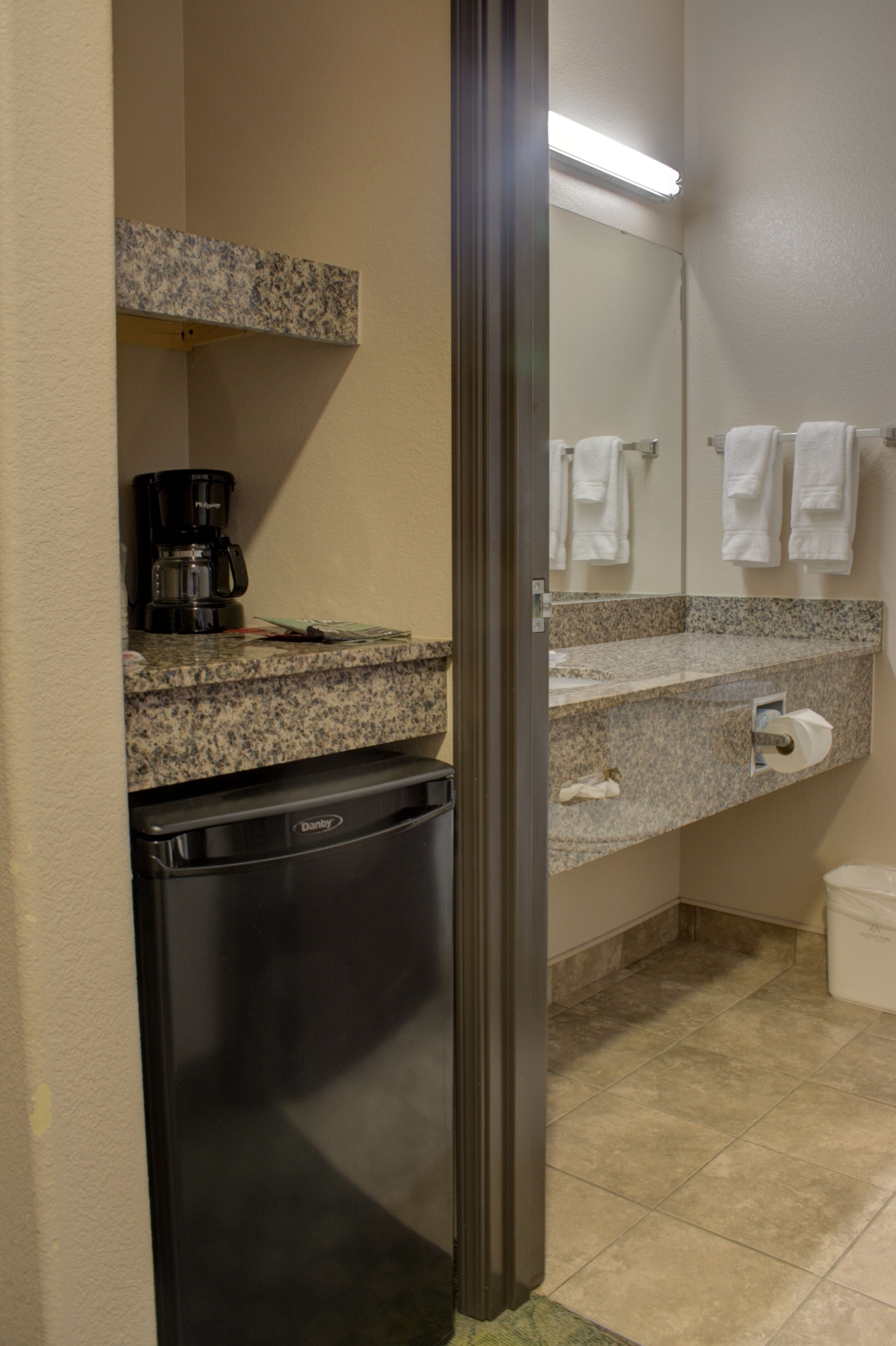 deluxe double room | mini fridge