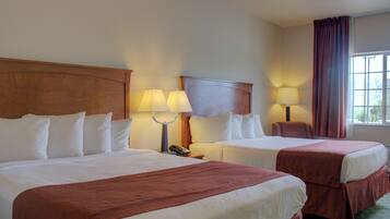 Habitación doble Deluxe | Espacio para trabajar con laptop y cortinas blackout