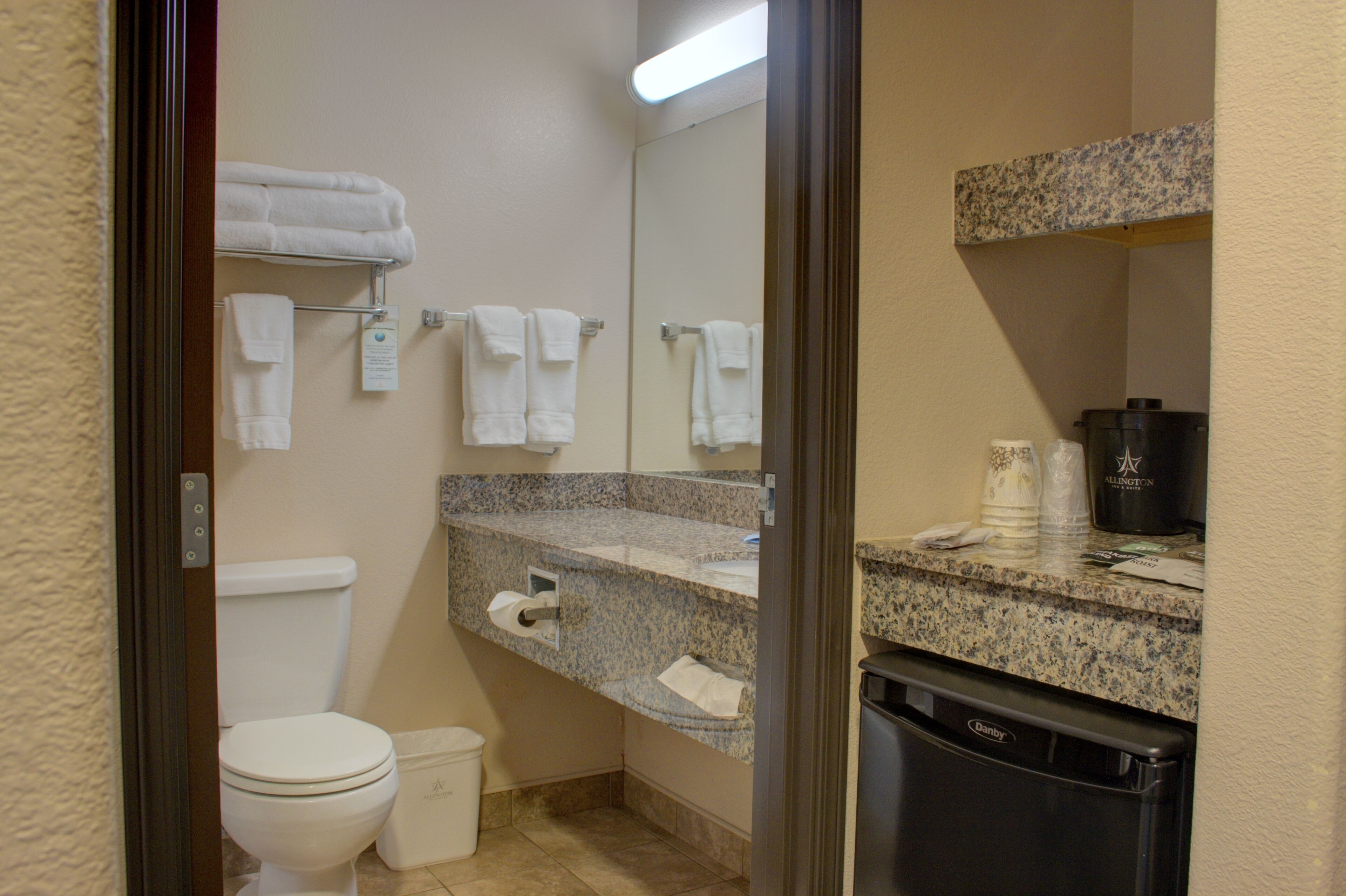 deluxe room | bathroom | combined shower/bathtub, free toiletries, hair dryer, towels