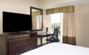 1 bedroom, Egyptian cotton sheets, premium bedding, down comforters