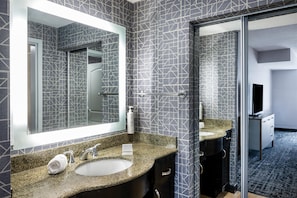 Ensemble douche/baignoire, articles de toilette gratuits, sèche-cheveux