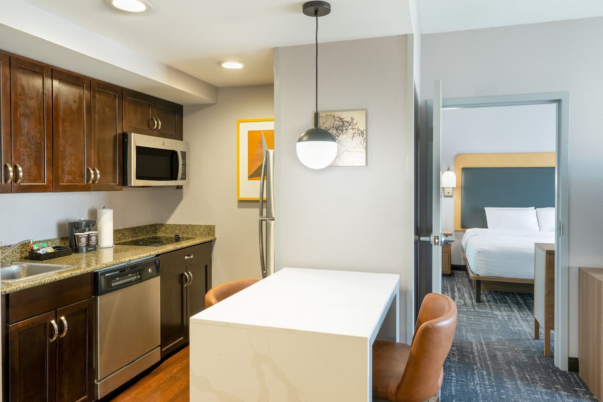 Mikrowelle, Wasserkocher mit Kaffee-/Teezubehör