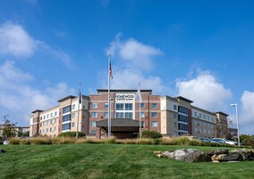 Un hotel de varios pisos con un letrero que dice "Homewood Suites by Hilton".