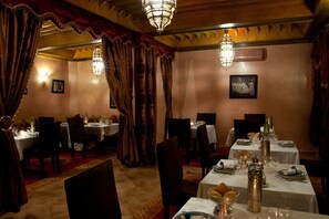 Moroccan cuisine, pool views - Kasbah Dar Ilham (Marrakech)