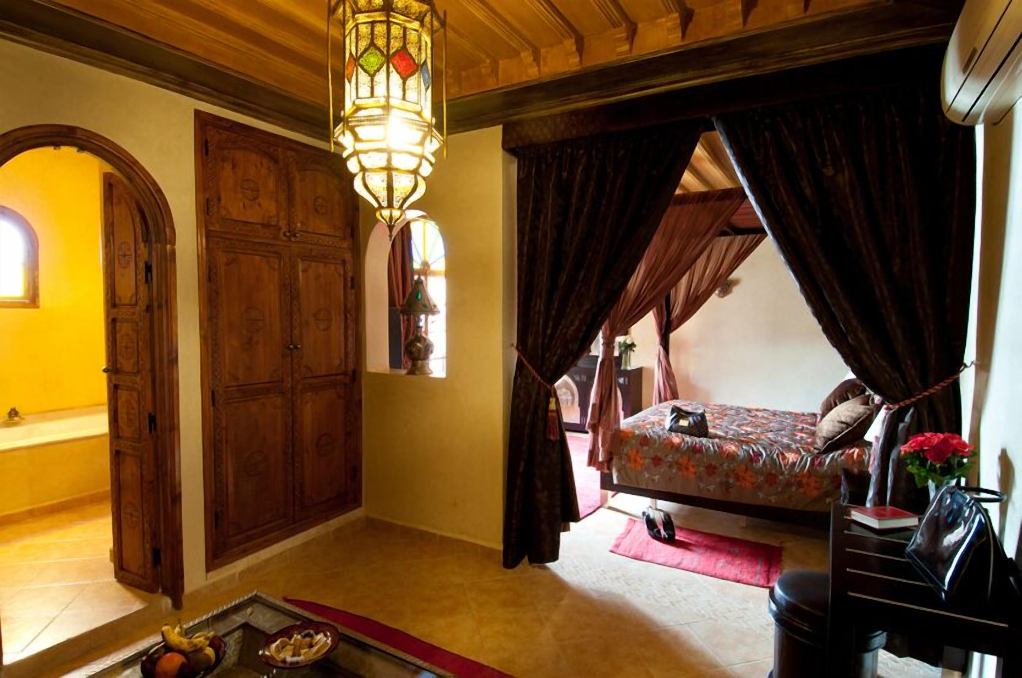 Deluxe Suite | Minibar, in-room safe, individually decorated, free cots/infant beds