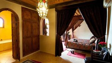 Deluxe Suite | Minibar, in-room safe, individually decorated, free cots/infant beds