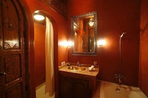 Senior Suite | Bathroom | Separate tub and shower, deep soaking tub, hair dryer, bathrobes - Kasbah Dar Ilham (Marrakech)
