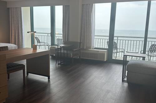Suite, 1 très grand lit et 1 canapé-lit, accessible aux personnes à mobilité réduite, balcon | Vue de la chambre