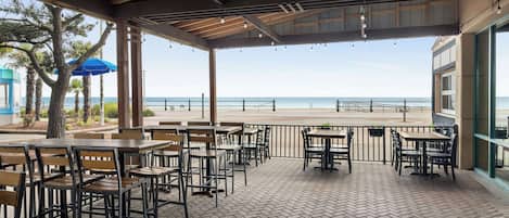 Déjeuner et dßner servis sur place, vue sur la plage