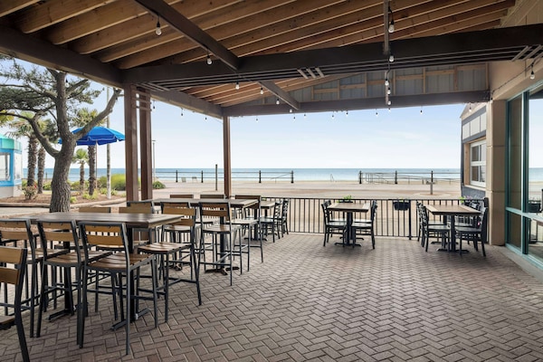 Serviço de almoço e jantar, vistas para a praia