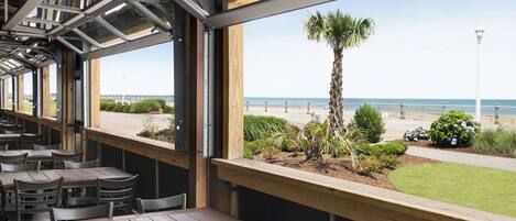 Serviço de almoço e jantar, vistas para a praia