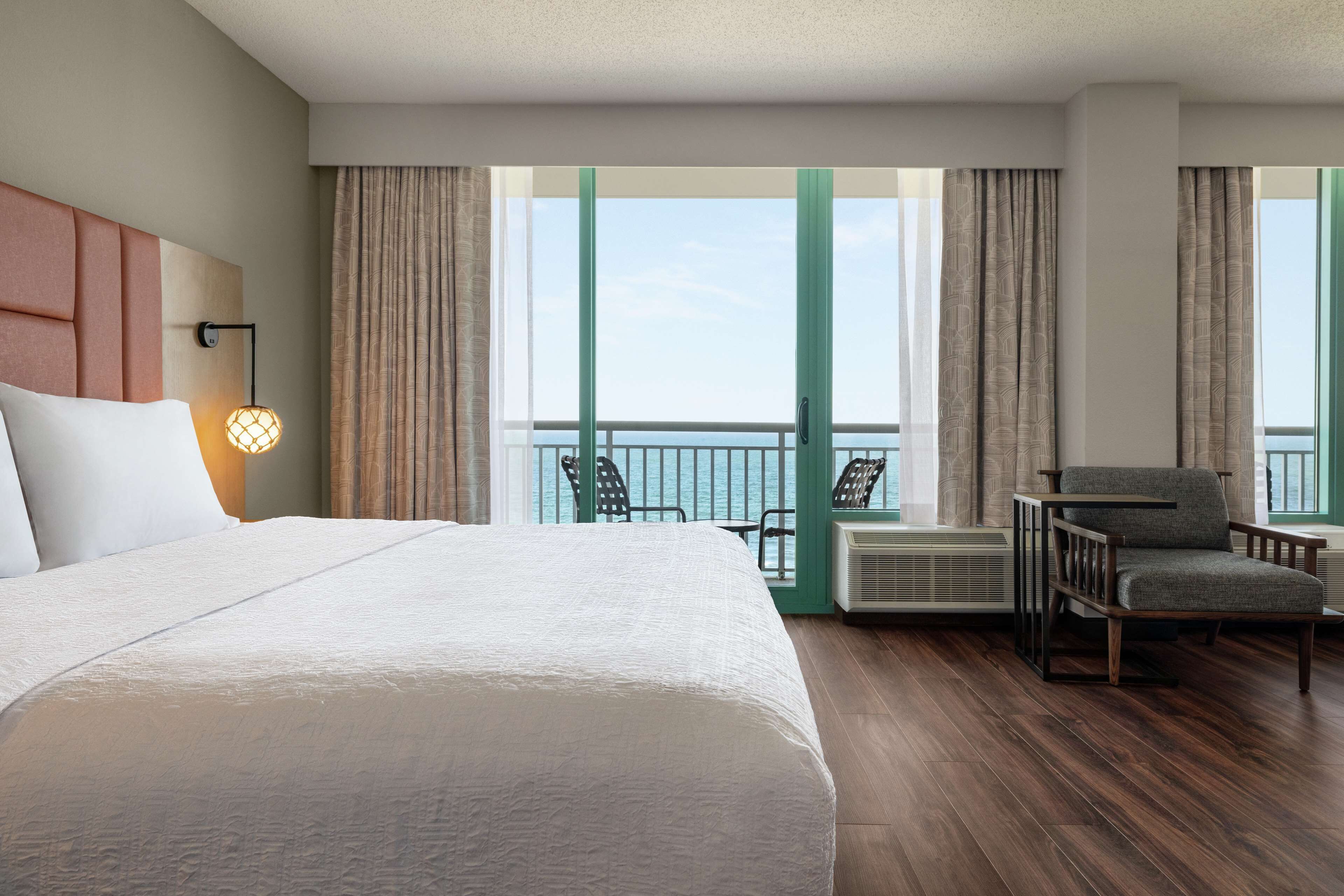 Suite, 1 cama King size y sofá cama, con acceso para personas discapacitadas, balcón | Área de sala de estar | Televisión LCD de 40 pulgadas con canales por cable y televisión 