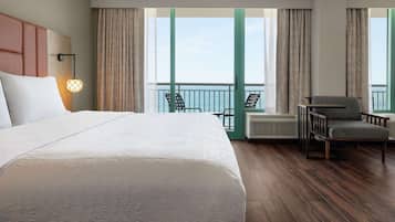 Suite, 1 cama King size y sofá cama, con acceso para personas discapacitadas, balcón | Área de sala de estar | Televisión LCD de 40 pulgadas con canales por cable y televisión
