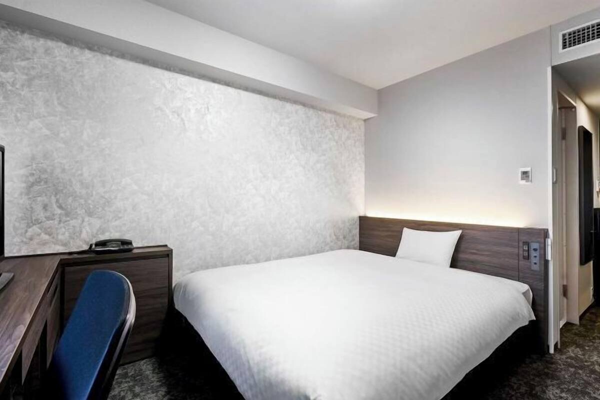 Ropa de cama de alta calidad, edredón, muebles diferentes y escritorio