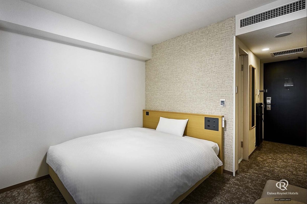 Premium bedding, down duvets, desk, blackout curtains