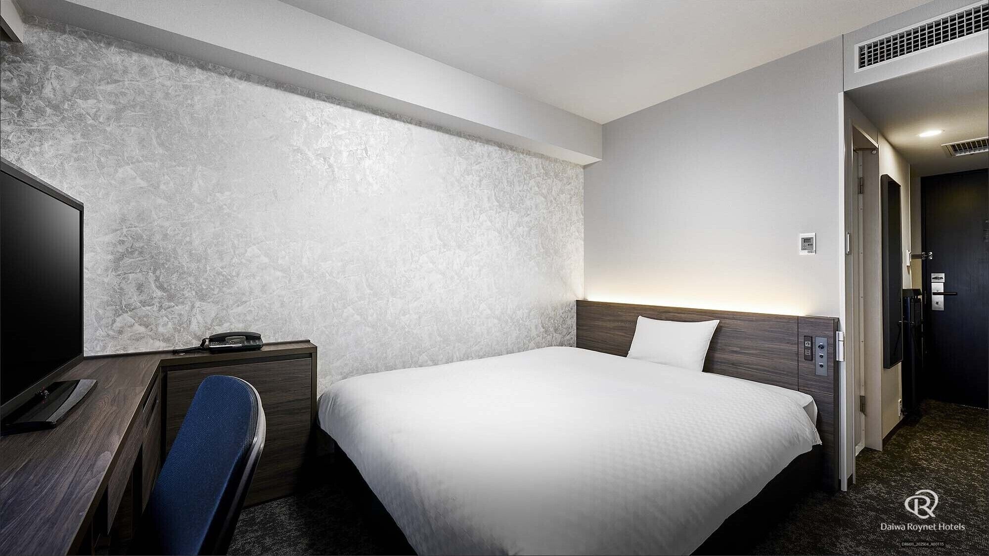 Premium bedding, down duvets, individually furnished, desk