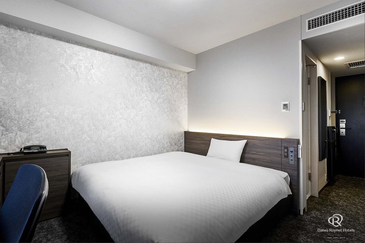 Premium bedding, down duvets, desk, blackout curtains