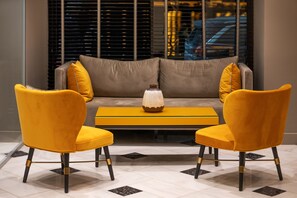 Lobby sitting area - Pantheon City Hotel (East Mani)