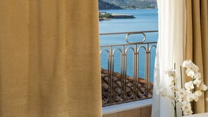 Quarto com vista para um corpo d'água, corrimão e cama.