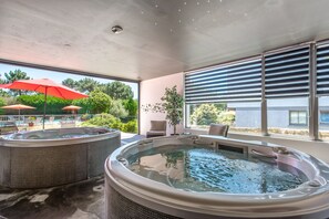 Un sauna, una bañera de hidromasaje, baño turco, tratamientos corporales