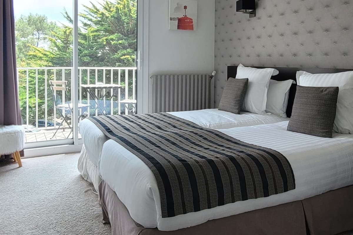 Comfort Twin Room, 2 Katil Bujang (Single) | Peralatan tempat tidur premium, peti besi dalam bilik, meja