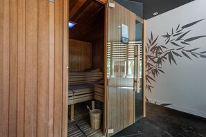Sauna, tina de hidromasaje, baño de vapor y tratamientos corporales 