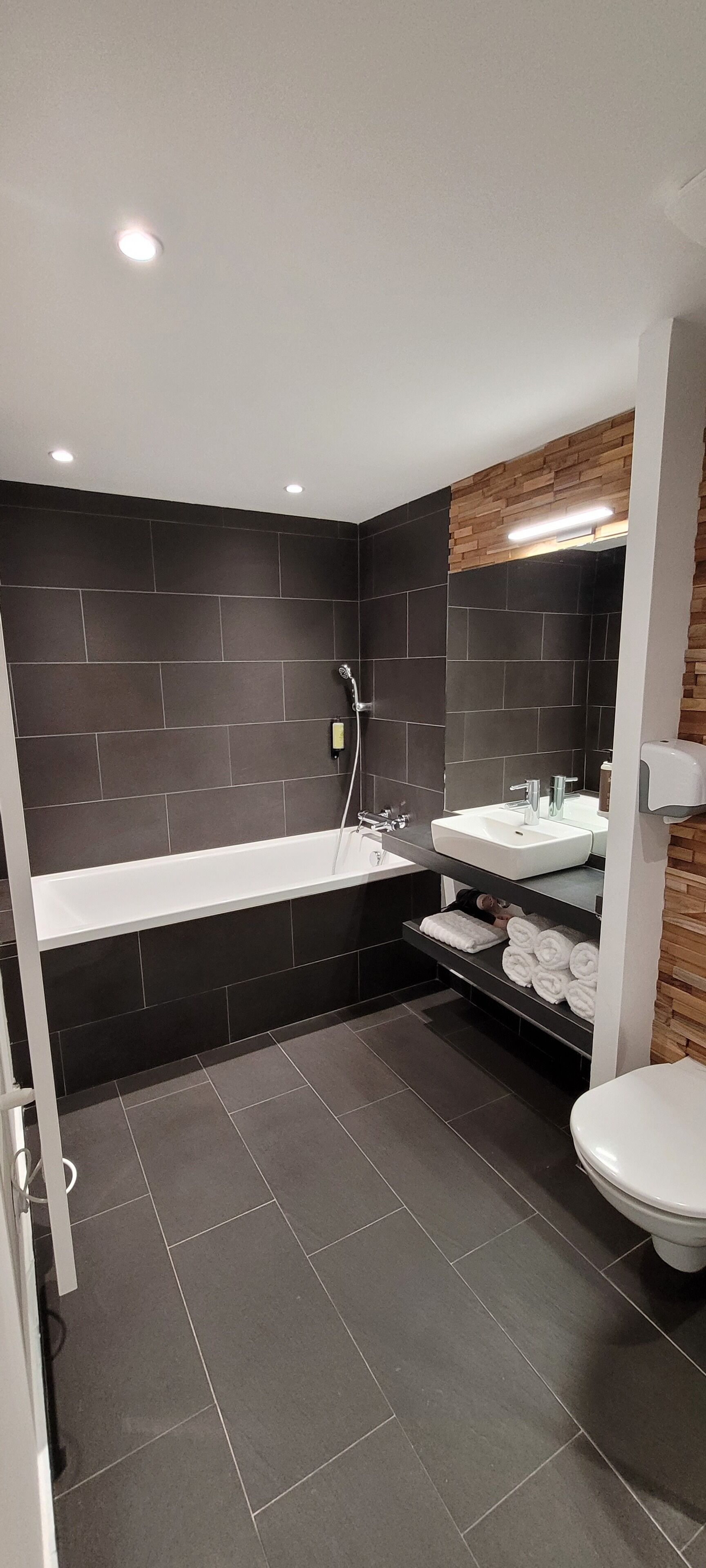 Apartment | Badezimmer | Badewanne und Dusche (separat), Regendusche, kostenlose Toilettenartikel