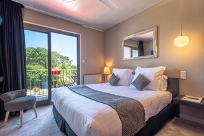 Comfort kamer | Luxe beddengoed, een kluis op de kamer, een bureau