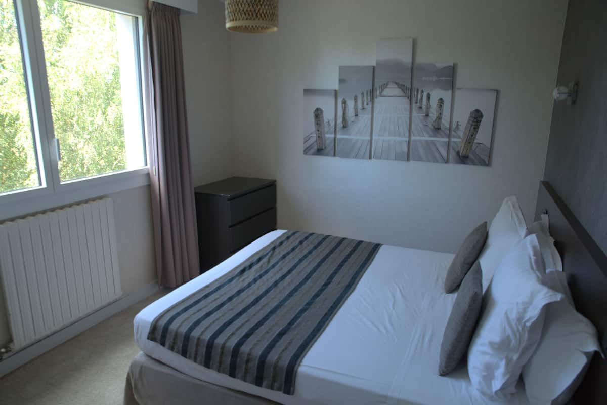 Standard Double Room | Peralatan tempat tidur premium, peti besi dalam bilik, meja
