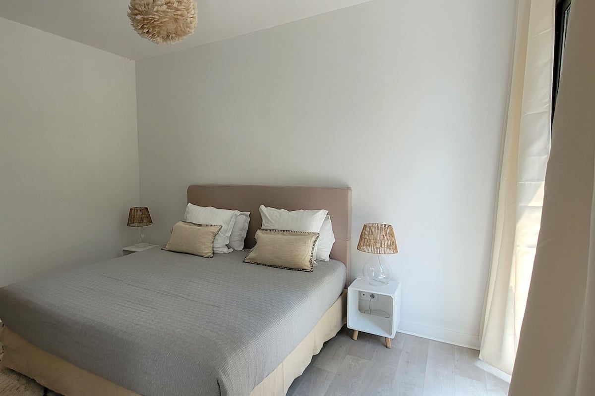 Apartment | Peralatan tempat tidur premium, peti besi dalam bilik, meja
