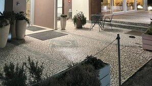 Un hôtel au design moderne, doté d’un vaste espace extérieur comprenant une terrasse dallée et des espaces de détente.