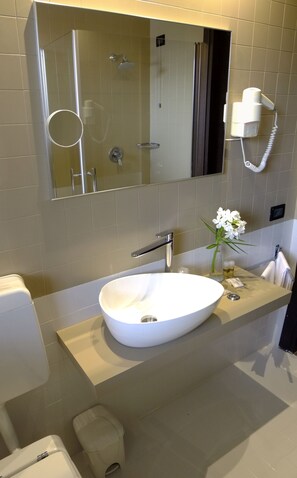 Double or Twin Room | Bathroom | Shower, rainfall showerhead, free toiletries, hair dryer - Hotel Ambra (Quarto d'Altino)