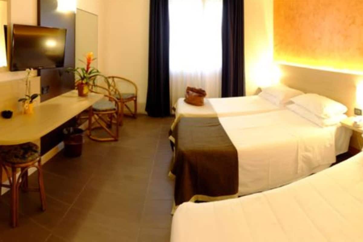 Hypo-allergenic bedding, minibar, in-room safe, desk