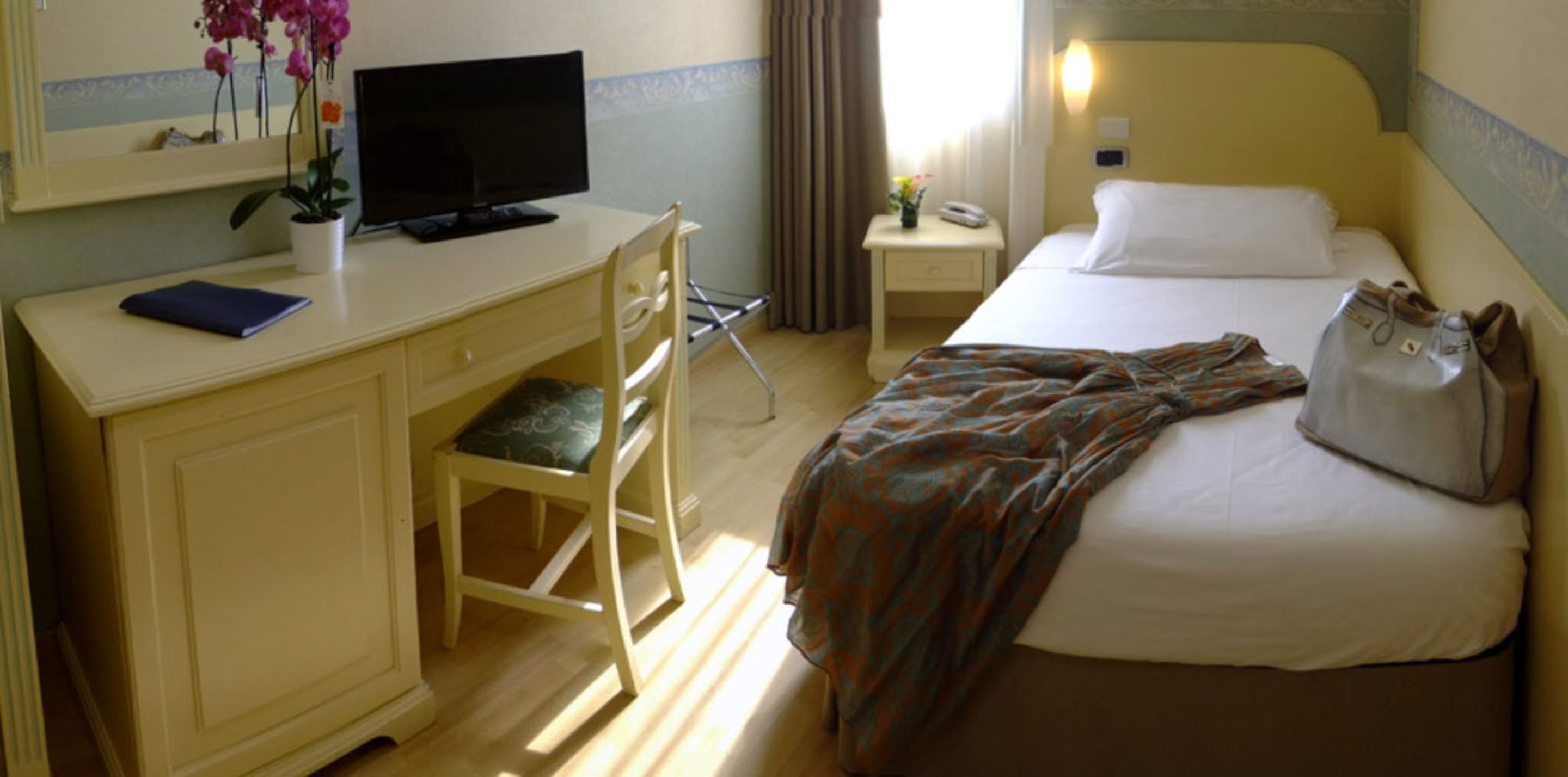 single room | hypo-allergenic bedding, minibar, in-room safe, desk