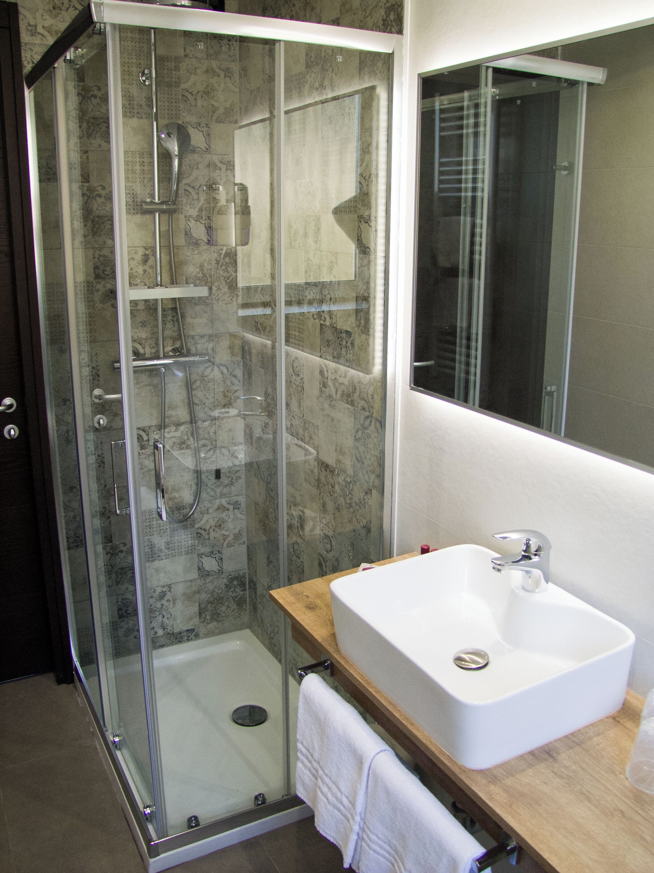 triple room | bathroom | shower, rainfall showerhead, free toiletries, hair dryer