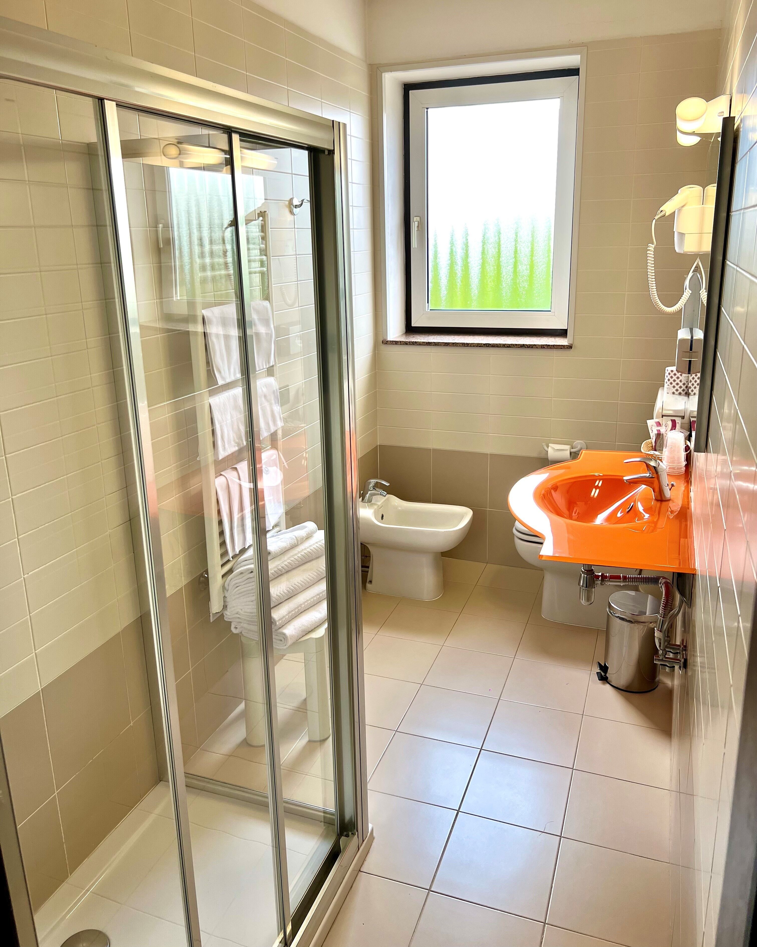 shower, rainfall showerhead, free toiletries, hair dryer