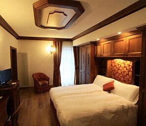 Premium bedding, down duvets, memory-foam beds, minibar - Dolasilla Park Hotel (San Giovanni di Fassa)