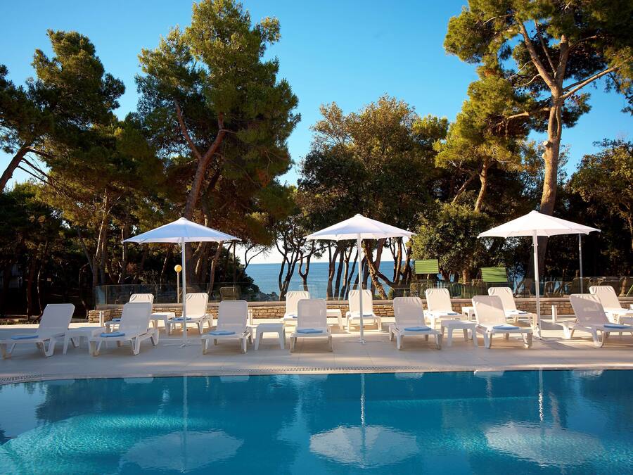 Outdoor pool, pool umbrellas, sun loungers