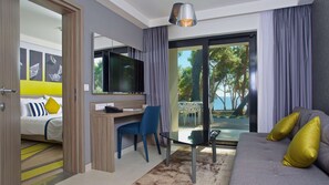 Een minibar, een kluis op de kamer, een bureau, verduisterende gordijnen